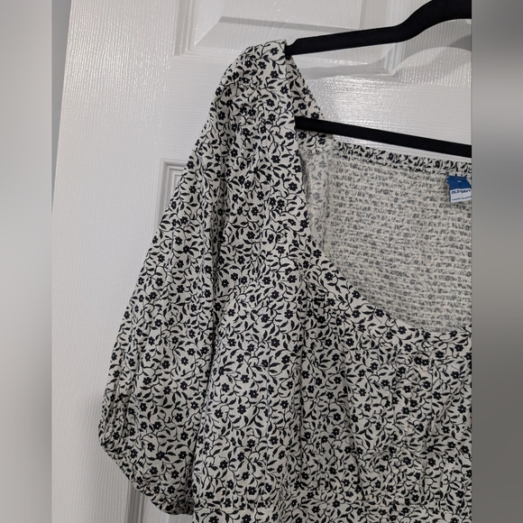Old Navy Black & White Floral Smocked Back Top in Size XL - Picture 4 of 10